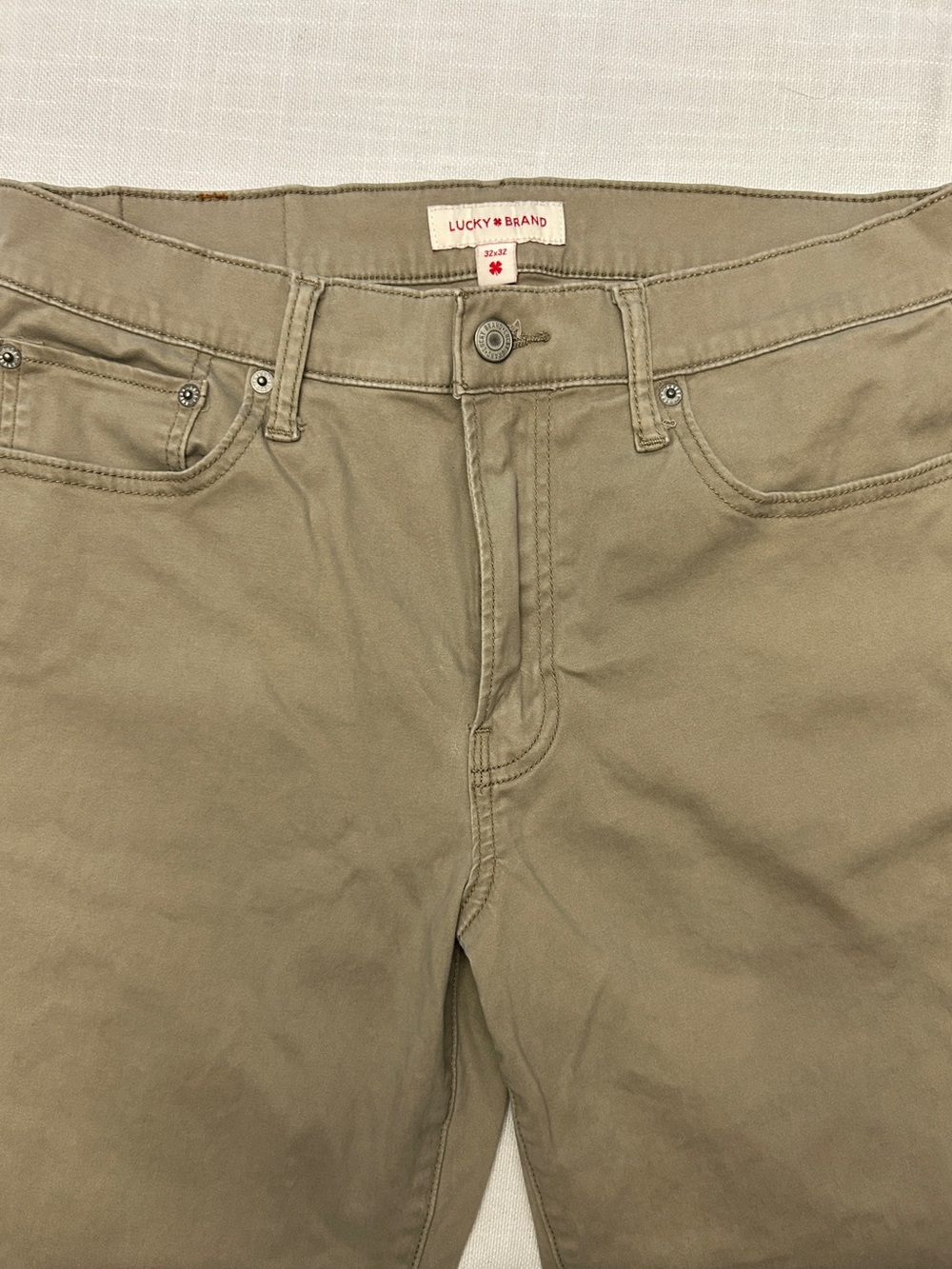 Lucky Brand Men’s Slim Straight Jeans in Khaki